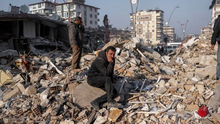 Advierten de que hay hasta 150.000 cuerpos aún bajo los escombros en Turquía