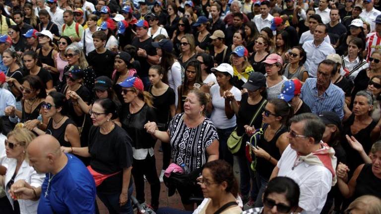 El duelo devuelve a venezolanos a las calles de Caracas