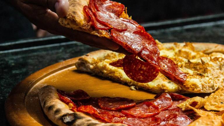 Taco Bell enfrenta demanda millonaria de un hombre que considera que la pizza que compró tenía muy poca carne