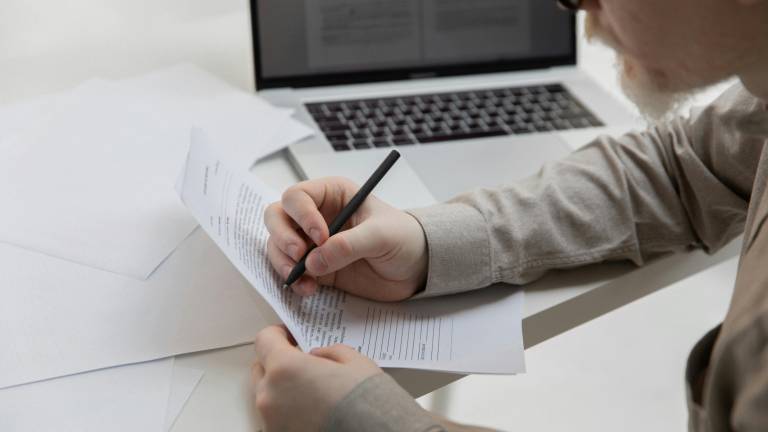 Esto recibe de pensión un jubilado que ha sido afiliado voluntario al IESS, en 2026