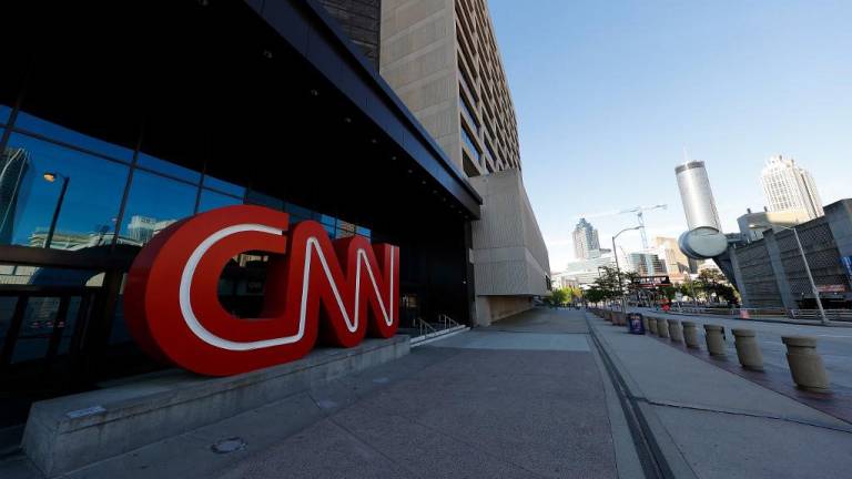 CNN despide a tres empleados que fueron a trabajar sin estar vacunados contra la COVID