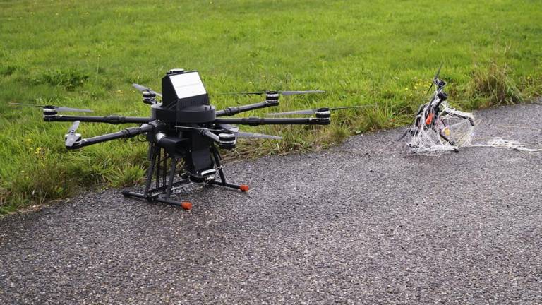 Se han desarrollado drones que capturan en el aire a otros aviones no tripulados con el fin de investigar los usos que se dan a esos objetos considerados sospechosos.