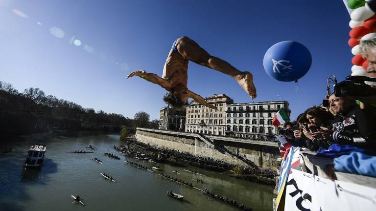 Chapuzón de Año Nuevo en el Tíber en Roma