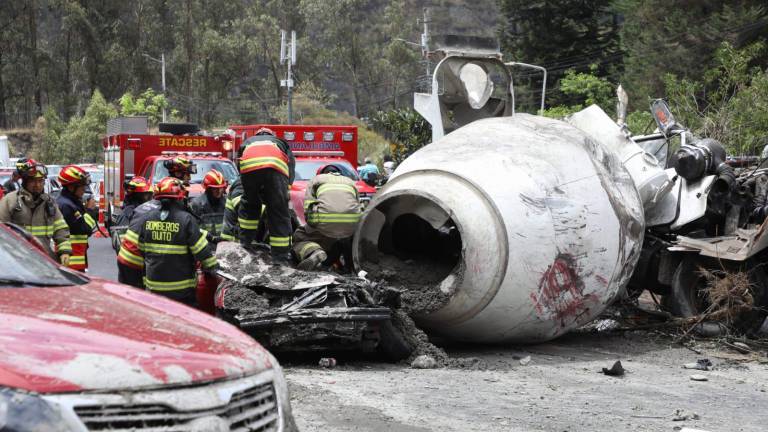 Quito: concretera chocó con tres vehículos en la avenida Simón Bolívar y dejó tres fallecidos