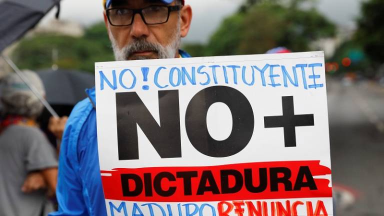 Un mes de convulsión social y política en Venezuela