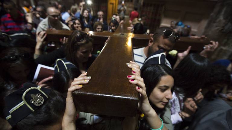 Miles de cristianos recorren últimos pasos de Jesús en su camino a la cruz