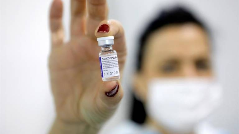 La vacuna rusa necesita 2 dosis y no solo una como aseguran en redes sociales