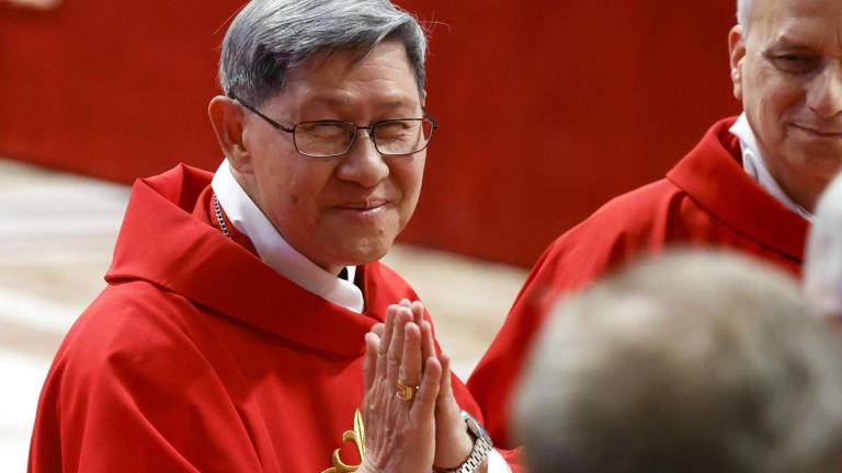 El cardenal Luis Antonio Tagle asiste a la quinta misa de noviembre en memoria del difunto Papa Francisco en la Basílica de San Pedro.