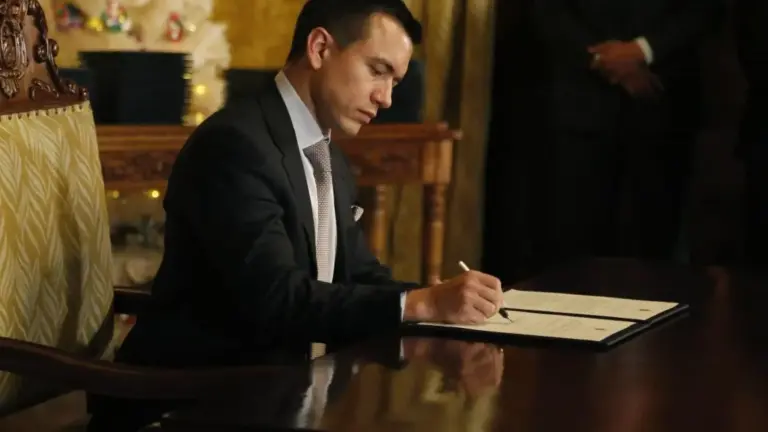 Microvistazo | Daniel Noboa firma decreto de toque de queda para cuatro provincias en Ecuador