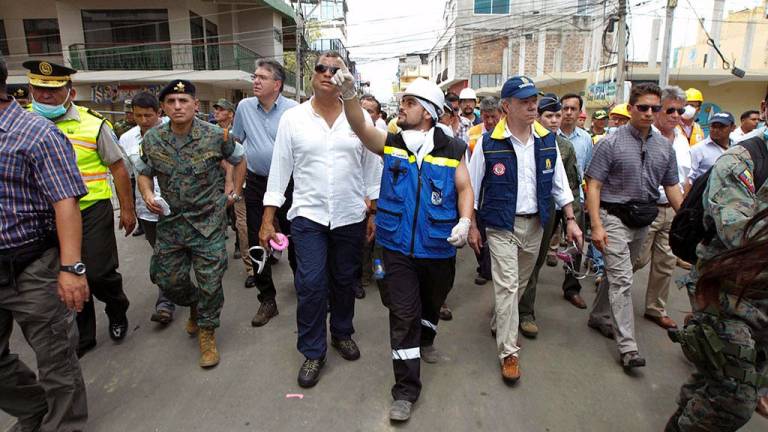 Correa y Santos recorren zonas destruidas por terremoto