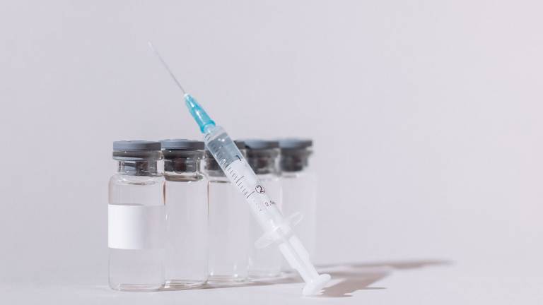 Efectividad de vacuna AstraZeneca es menor de lo que se creía