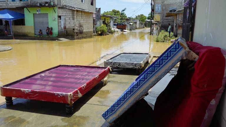 Ecuador enfrenta desbordamientos de ríos en seis provincias en medio de fuertes lluvias