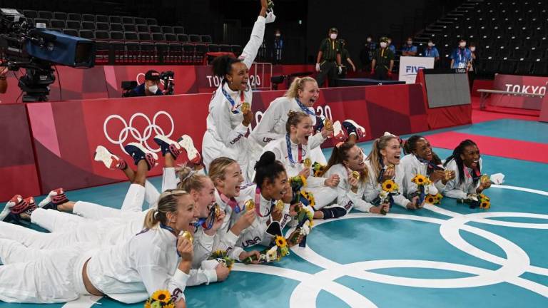 Estados Unidos retiene el dominio del medallero olímpico ante China