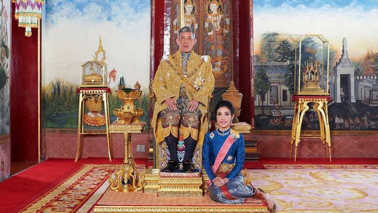 Palacio real tailandés publica fotos poco corrientes de concubina del rey