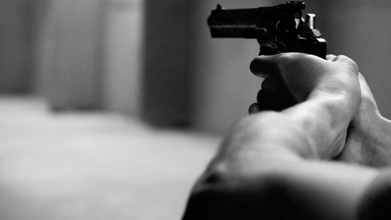 Asesinan a disparos a una abogada que se movilizaba en un vehículo por el cantón La Libertad