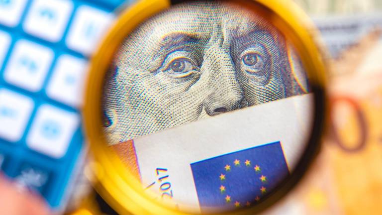 El dólar sube a su nivel más alto frente al euro en 20 años