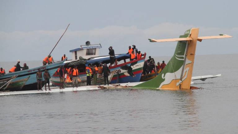 Avión se estrella en un lago de Tanzania y deja unos 19 muertos