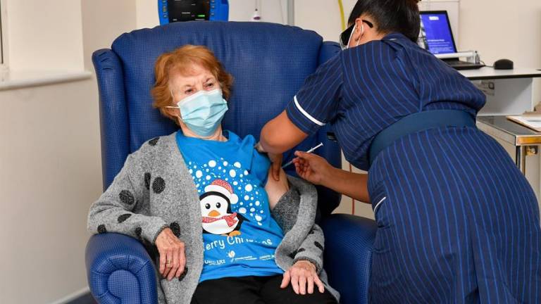 Una mujer de 90 años hace historia al ser la primera del mundo en recibir la vacuna de Pfizer