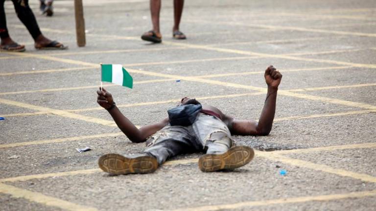 Brutalidad policial en Nigeria: policías disparan y matan a manifestantes