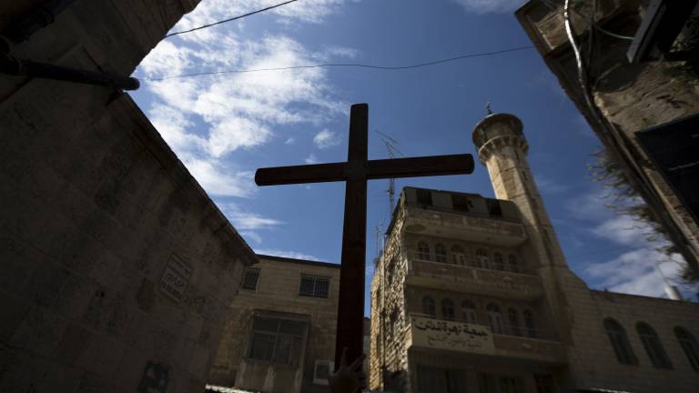 Miles de cristianos recorren últimos pasos de Jesús en su camino a la cruz