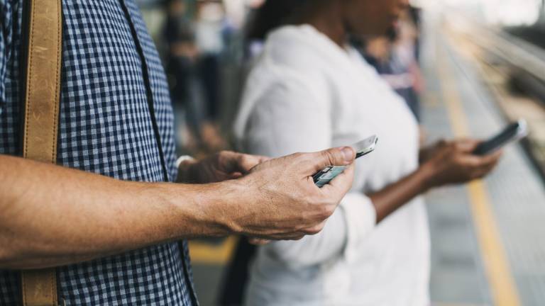 Las dudas migratorias que ChatMigrante aún no logra resolver: ¿cuándo usar el bot de WhatsApp?