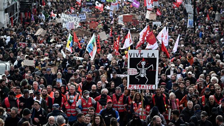 La jornada de huelga y manifestaciones es la primera desde que Macron decidiera adoptar por decreto una impopular reforma.