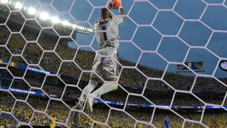 Eloy Room, arquero de Curazao, en una de sus atajadas en el partido contra Ecuador.