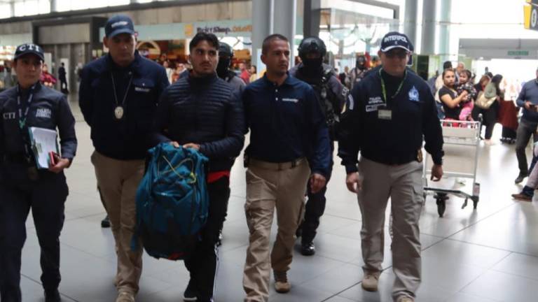 Fuerte contingente policial y ministros aguardan la llegada de Cáceres en aeropuerto de Quito
