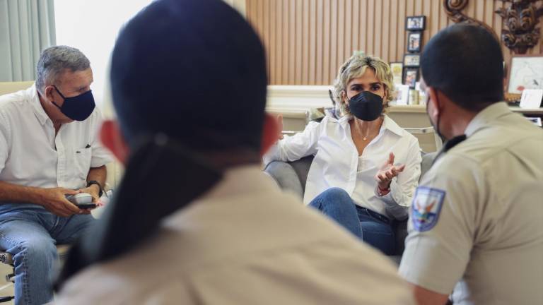 Cynthia Viteri durante una reunión con el Comandante de la Policía Nacional de la Zona 8, Víctor Zárate.