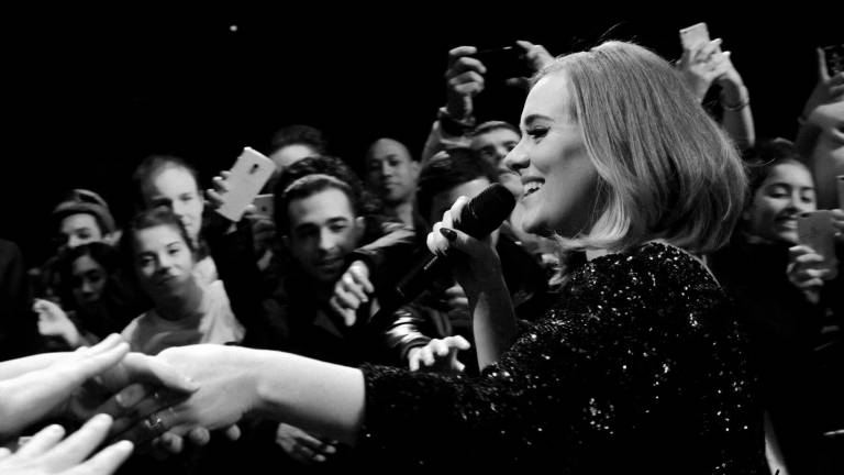 La británica Adele firma un millonario contrato