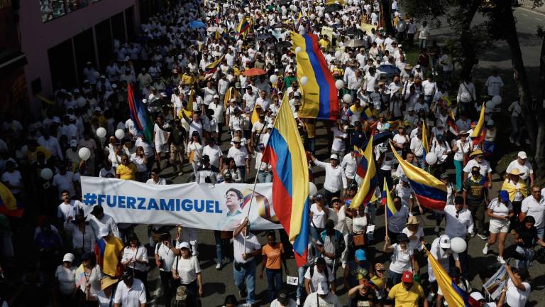 Personas se manifiestan con carteles y banderas durante la Marcha del silencio este domingo, en Cali, Colombia.