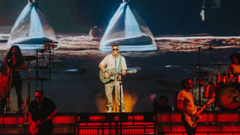 Alejandro Sanz en el primer bloque de su concierto en el Puerto Principal.