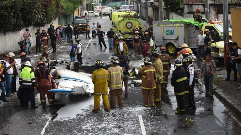 Una avioneta cae en avenida de la capital de Guatemala