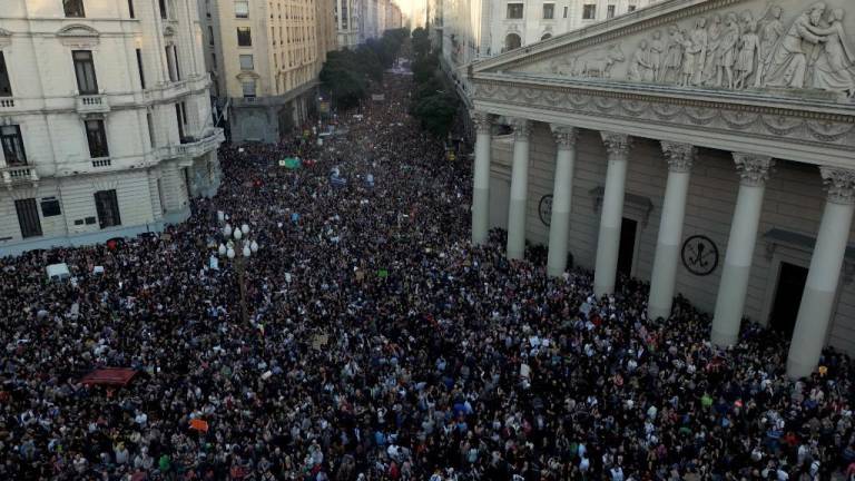 Argentina protesta masivamente contra recortes de Milei a la Educación Universitaria Pública