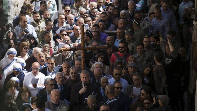 Miles de cristianos recorren últimos pasos de Jesús en su camino a la cruz