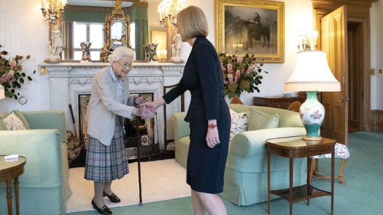 La reina Isabel II de Gran Bretaña y la nueva líder del Partido Conservador y la primera ministra electa de Gran Bretaña, Liz Truss, se reunieron en el castillo de Balmoral en Ballater, Escocia, el 6 de septiembre de 2022,.