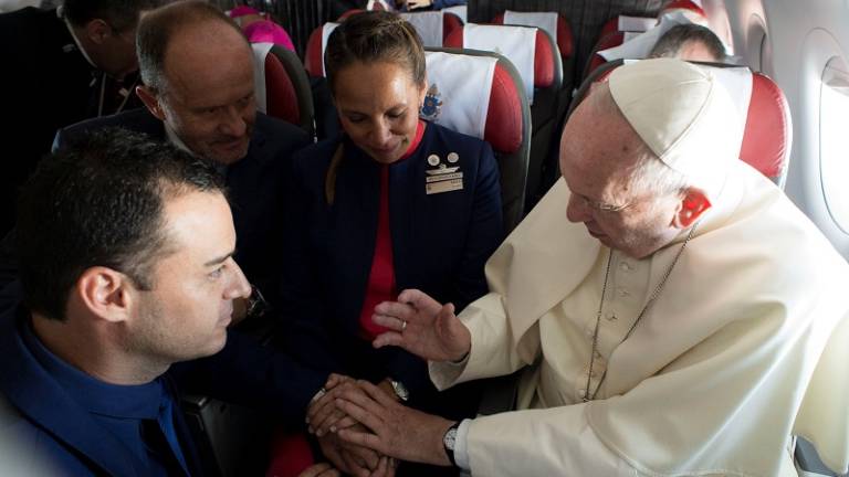 El papa celebra el primer matrimonio a bordo del avión papal