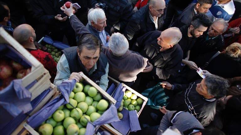 Agricultores regalan fruta como protesta por cobrar una &quot;miseria&quot;