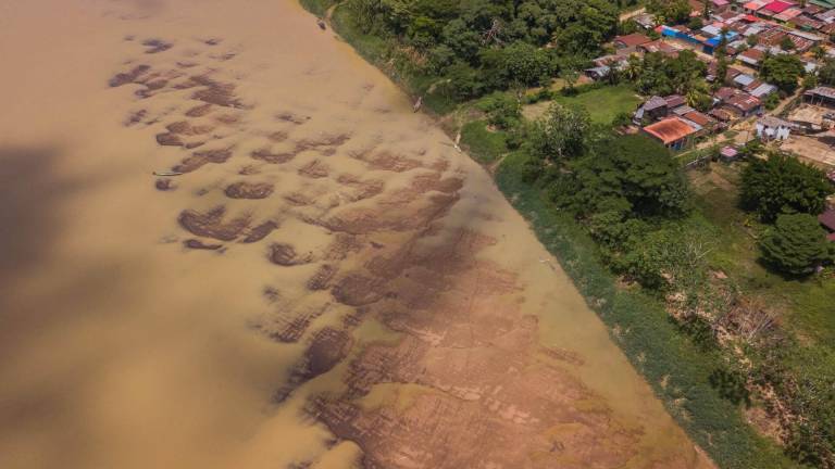 La sequía en la Amazonía hace que los bordes de los ríos retrocedan y dejen ver playa.