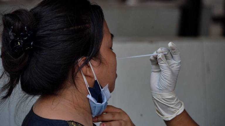 Doble de posibilidades de reinfectarse con covid-19 tienen los no vacunados