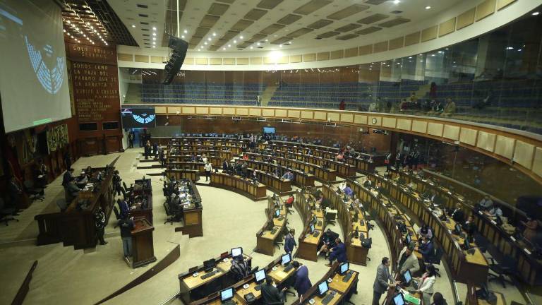 El pleno de la Asamblea Nacional no logró aprobar ni archivar el juicio político en contra de Carlos Riofrío, contralor general del Estado subrogante.