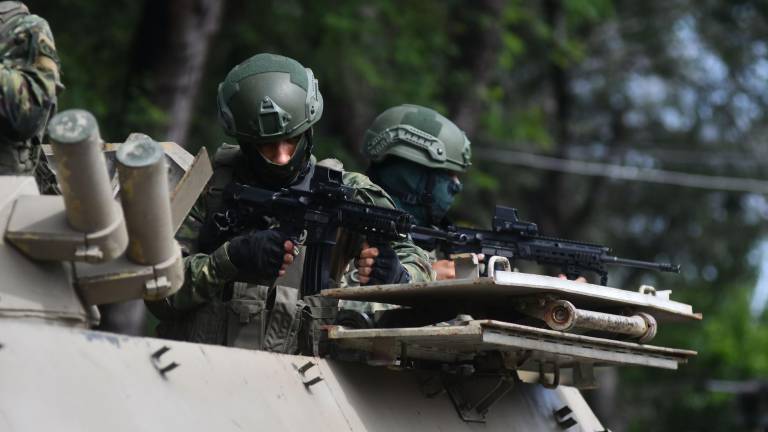 Militares sufren accidente en Guayaquil: patrulla fue impactada durante persecución de un presunto terrorista