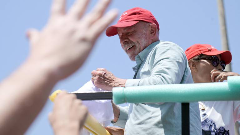 El presidente de Brasil y candidato presidencial Luiz Inácio Lula da Silva, del Partido de los Trabajadores (PT), asiste a un mitin en la playa de Copacabana, en Río de Janeiro, Brasil, el 24 de octubre de 2026.