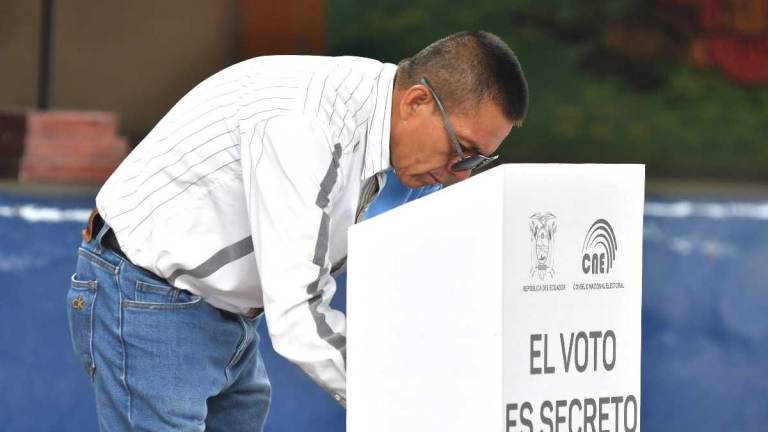 Segunda vuelta Ecuador 2025: CNE mostró a ADN y RC5 que su sistema de resultados está en cero