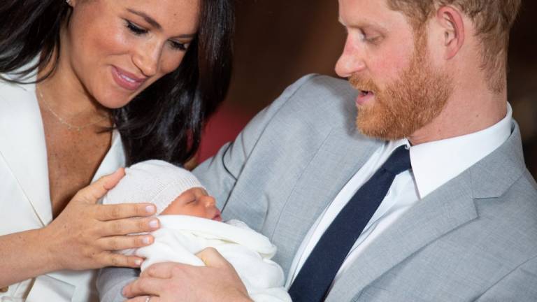 El príncipe Enrique y Meghan presentan a su primer hijo en Windsor