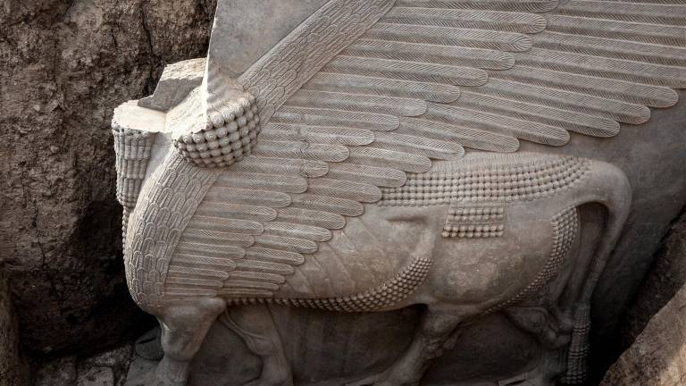 Una inmensa estatua de toro alado de hace más de 2.700 años es desenterrada en Irak