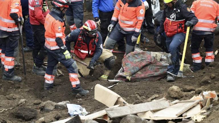 Ascienden a 27 los fallecidos por el desastre de Alausí
