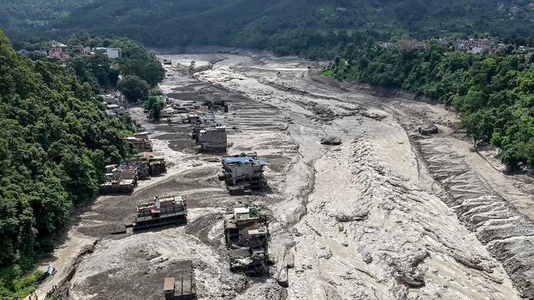 VIDEOS | Devastadora inundación arrasa poblados de Nepal y China: 55 muertos y más de 400 desaparecidos
