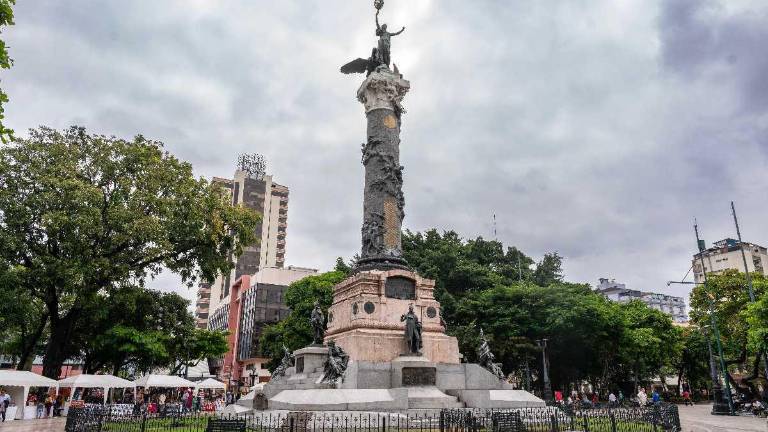Para conmemorar el primer centenario de la revolución del 9 de Octubre de 1820 se erigió el Monumento a la Libertad en el Parque Centenario.