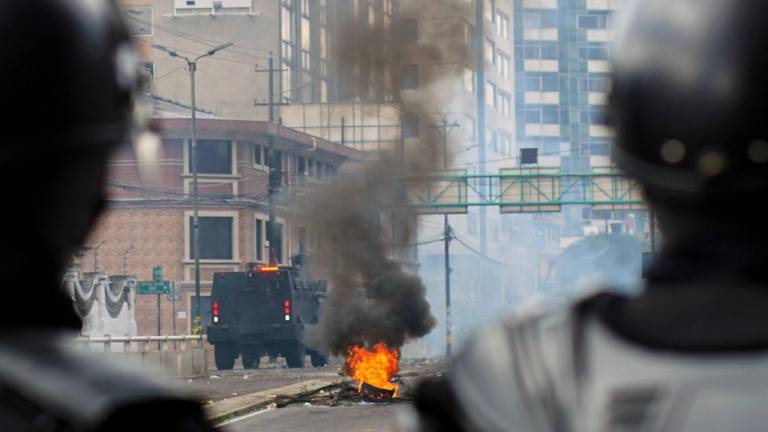 La Policía dispersa a manifestantes en Quito